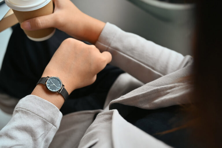 Blick auf eine Armbanduhr