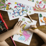 Illustration eines Kindes unter seelischem Druck, umgeben von Kritik, Symbolen und abwertenden Gesten.
