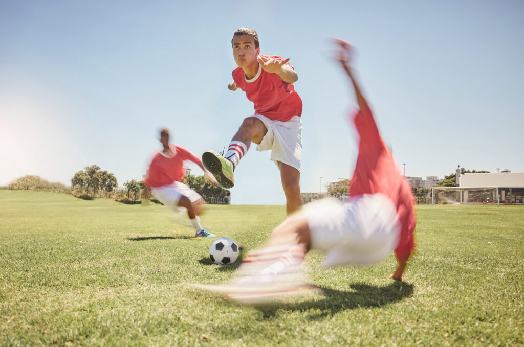 Jugendliche Fußballspieler im Zweikampf auf dem Rasen