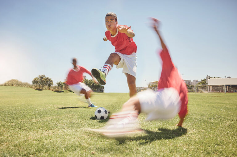 Jugendliche Fußballspieler im Zweikampf auf dem Rasen