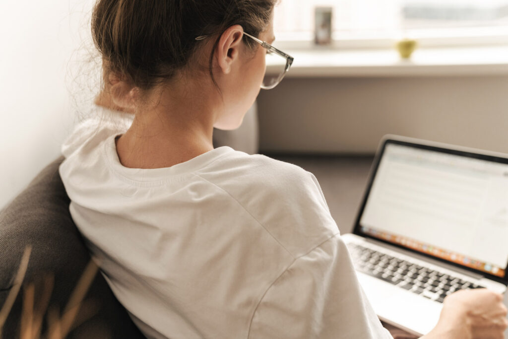 Frau sucht am Laptop nach einem Therapieplatz